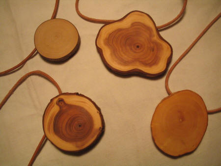 Amulette aus Astscheiben